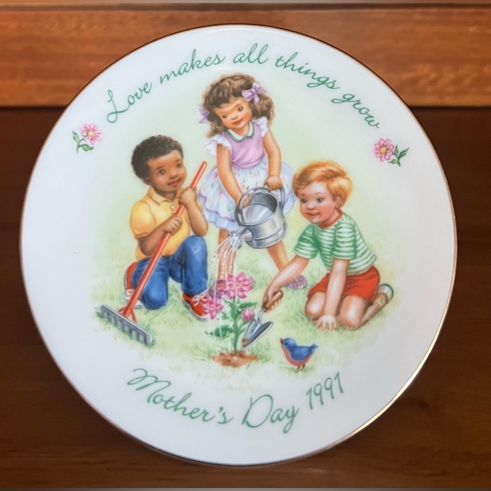 Avon Mother’s Day 1991 “Love Makes All Things Grow” Mini Plate